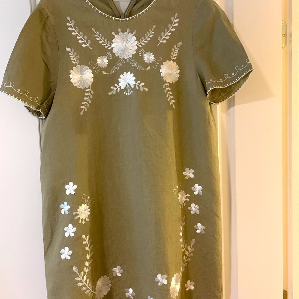 Zara linen dress with mexicain embroidery.